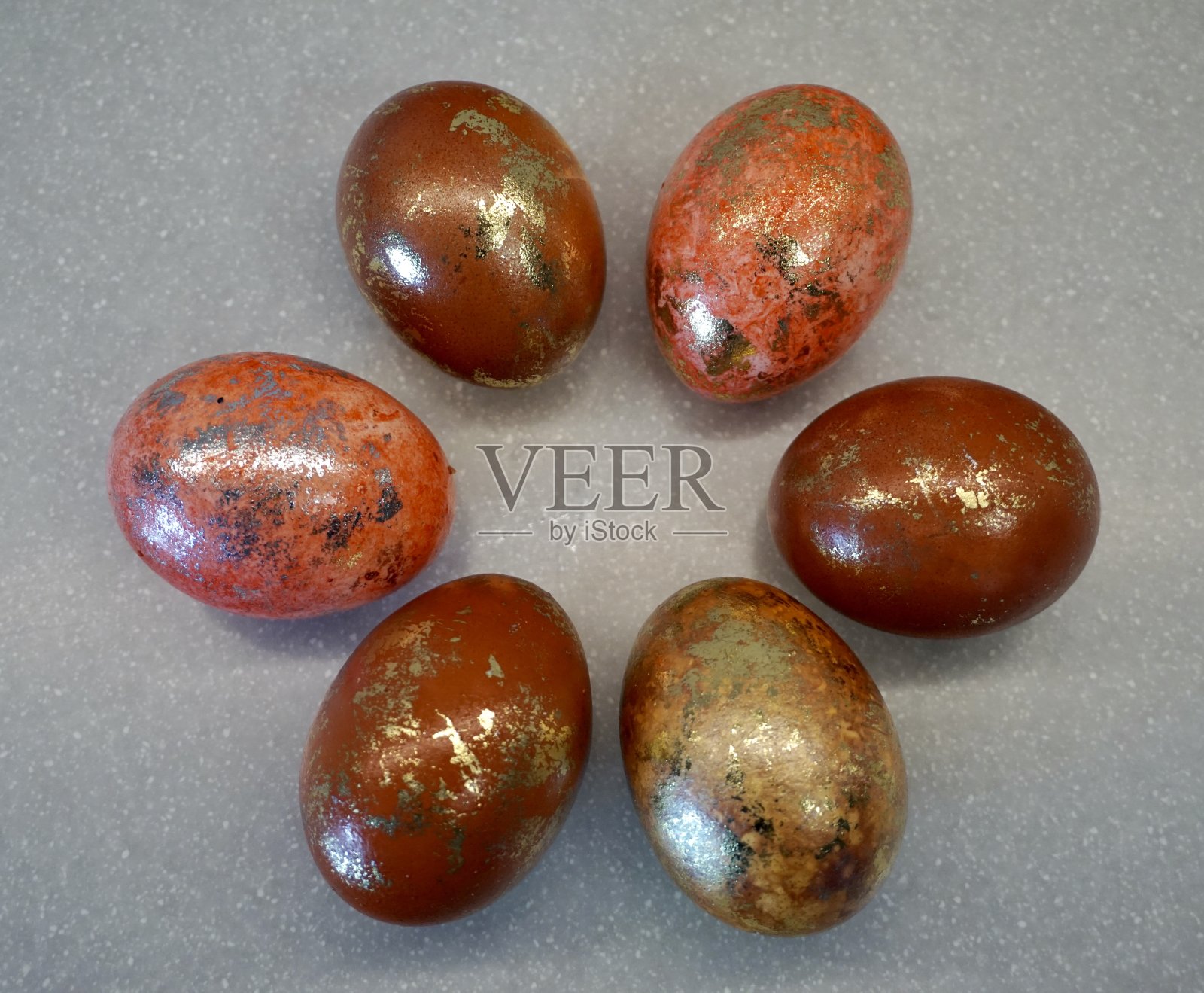 用自然的颜色给复活节彩蛋上色的各种方法。棕色是复活节彩蛋的自然色调。用金箔胶把鸡蛋涂成自然的颜色。用金箔给复活节彩蛋上色的技巧。照片摄影图片