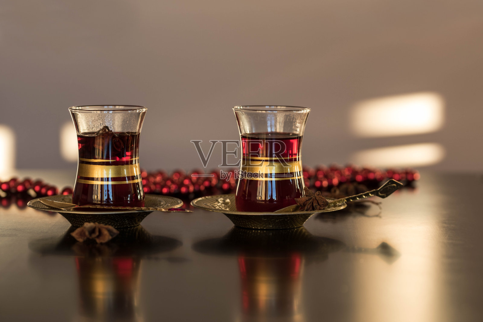 玻璃杯配传统的土耳其红茶照片摄影图片