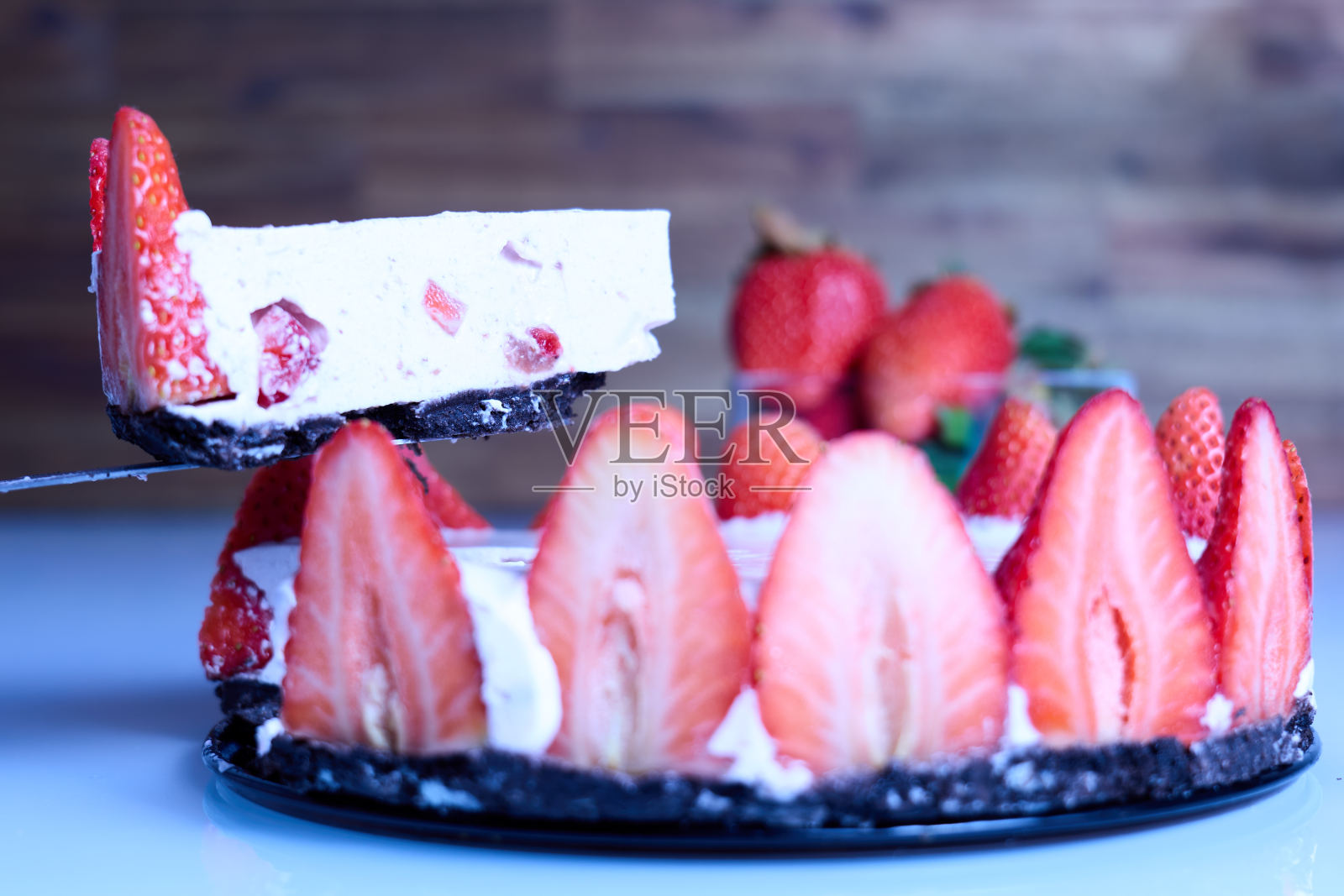 草莓和奥利奥饼干芝士蛋糕的特写照片摄影图片