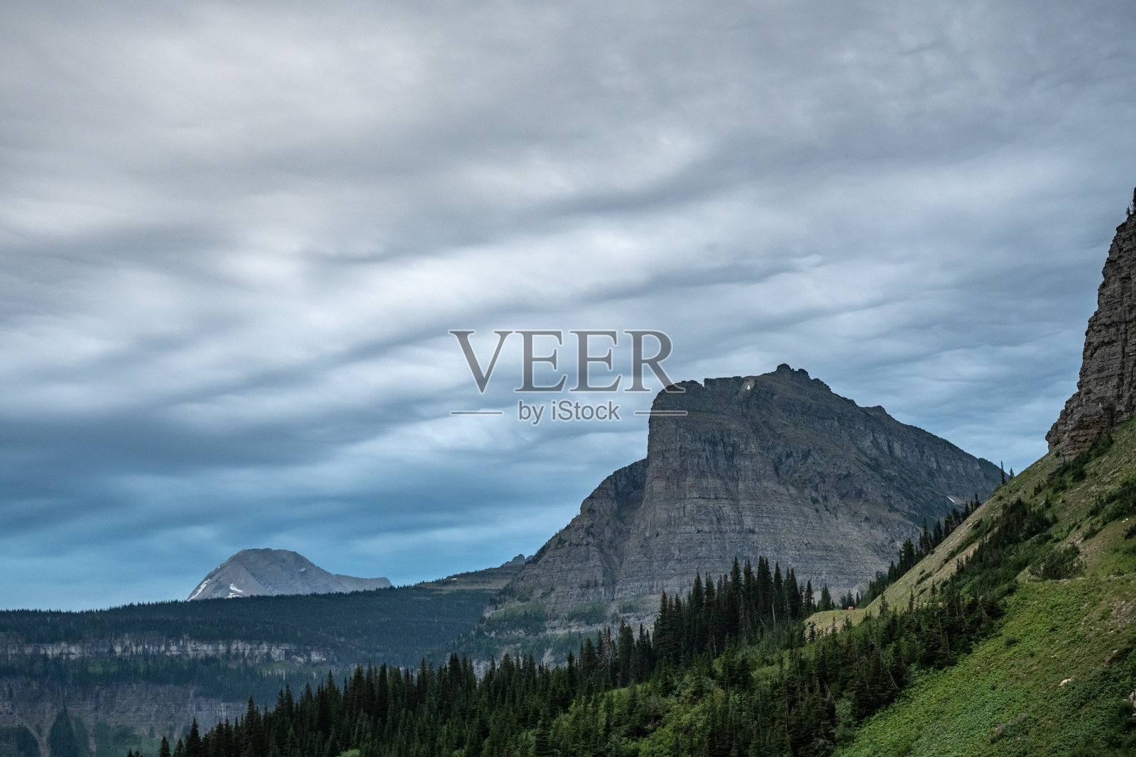 纹理云悬挂在沉重的Runner山照片摄影图片