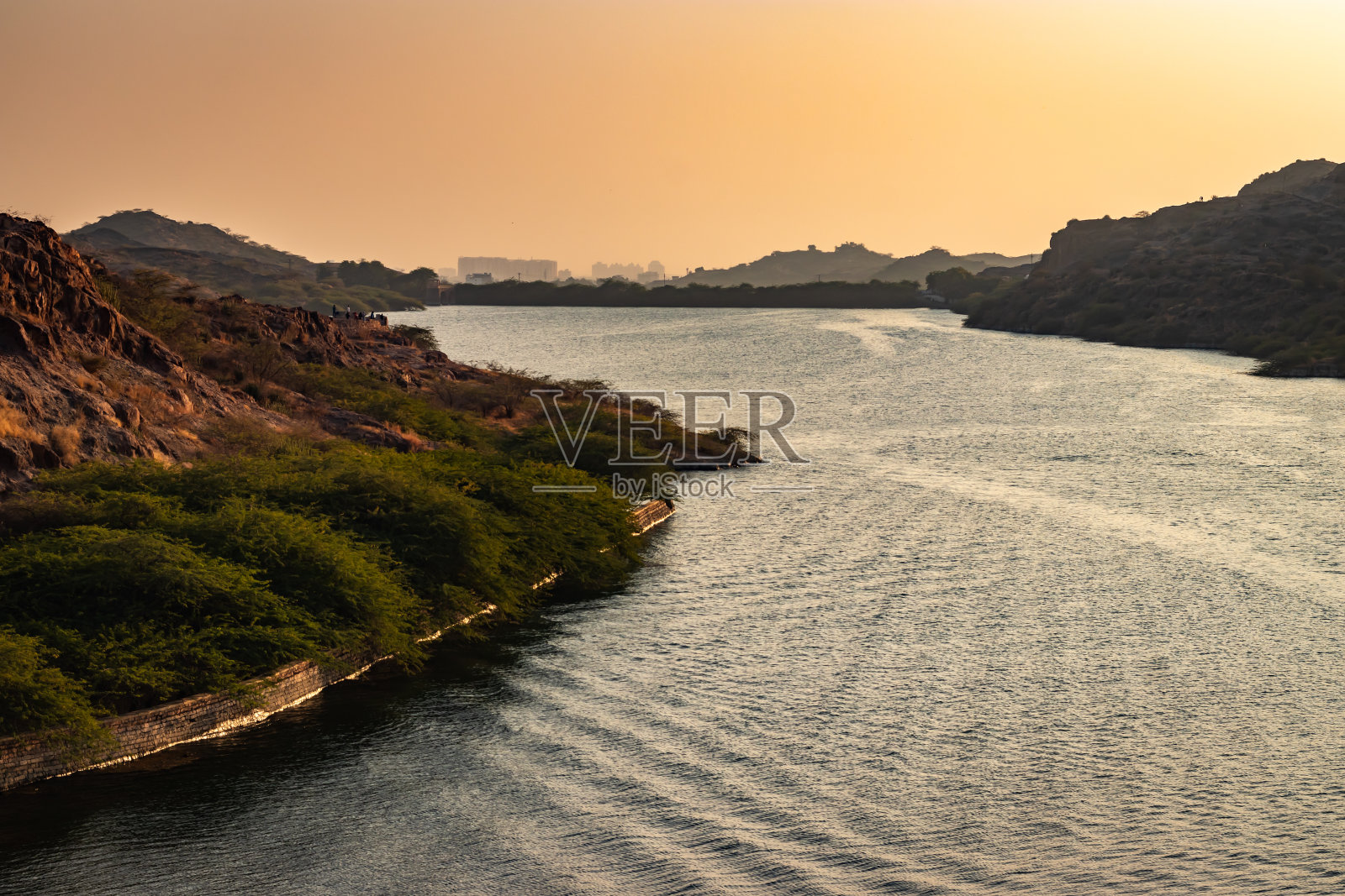原始湖泊与日落天空在傍晚形式浮动角度照片摄影图片