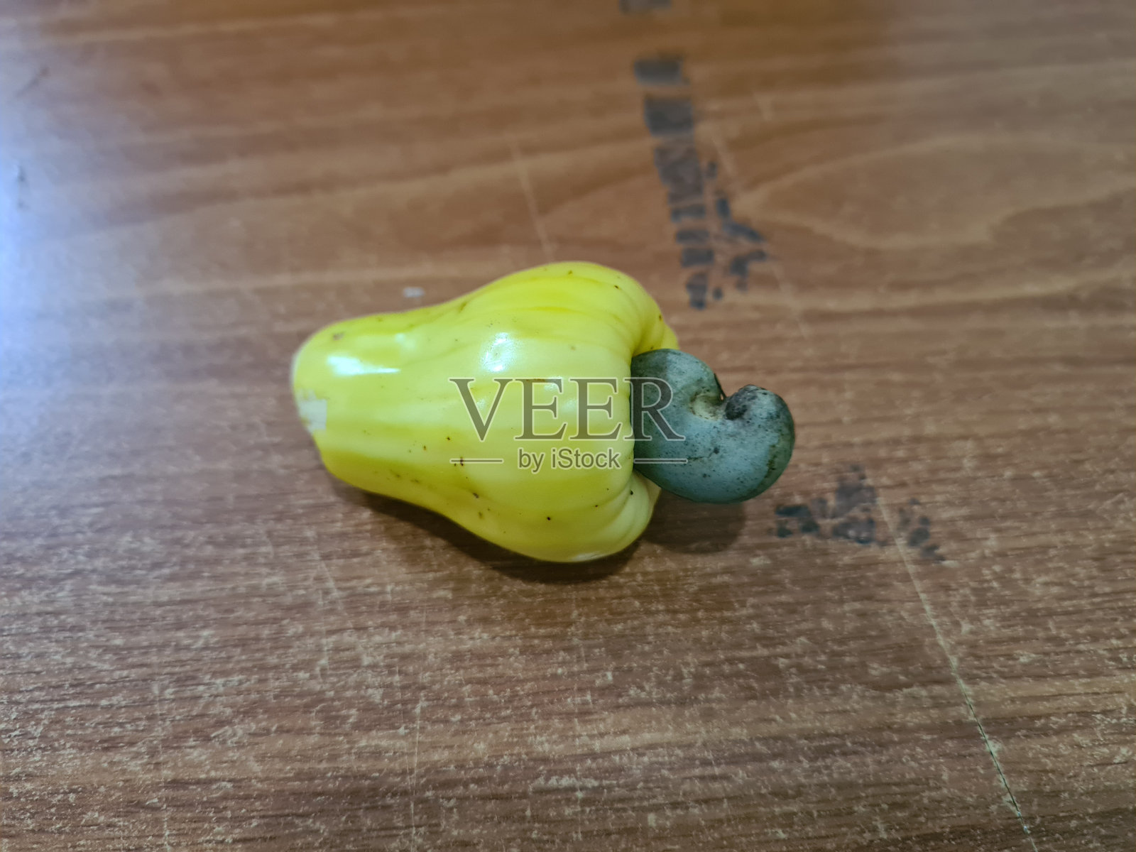 果实从树上摘下来,形状独特照片摄影图片