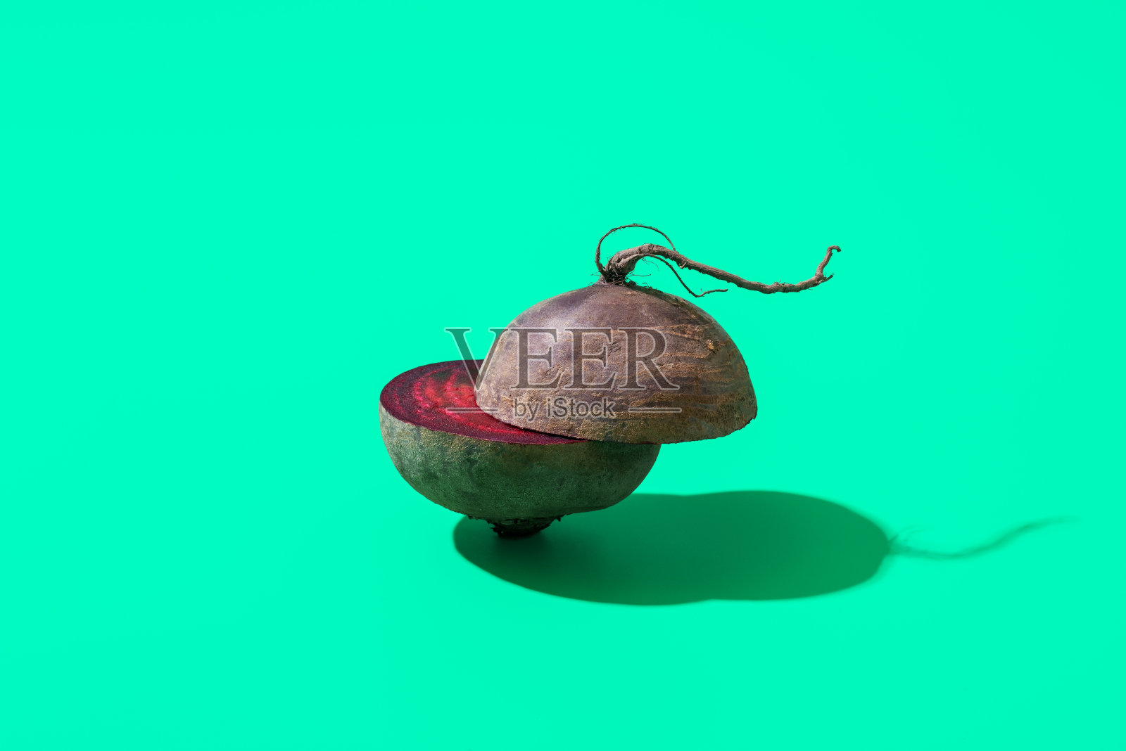 红色甜菜根孤立在绿色背景上。切片甜菜根照片摄影图片