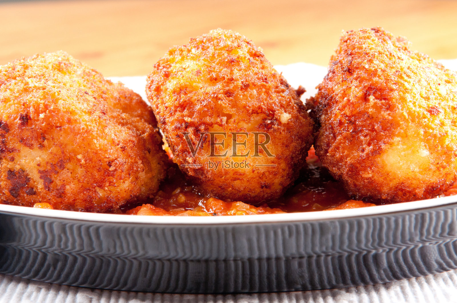 黏糊糊的通心粉,芝士球,还有番茄酱照片摄影图片