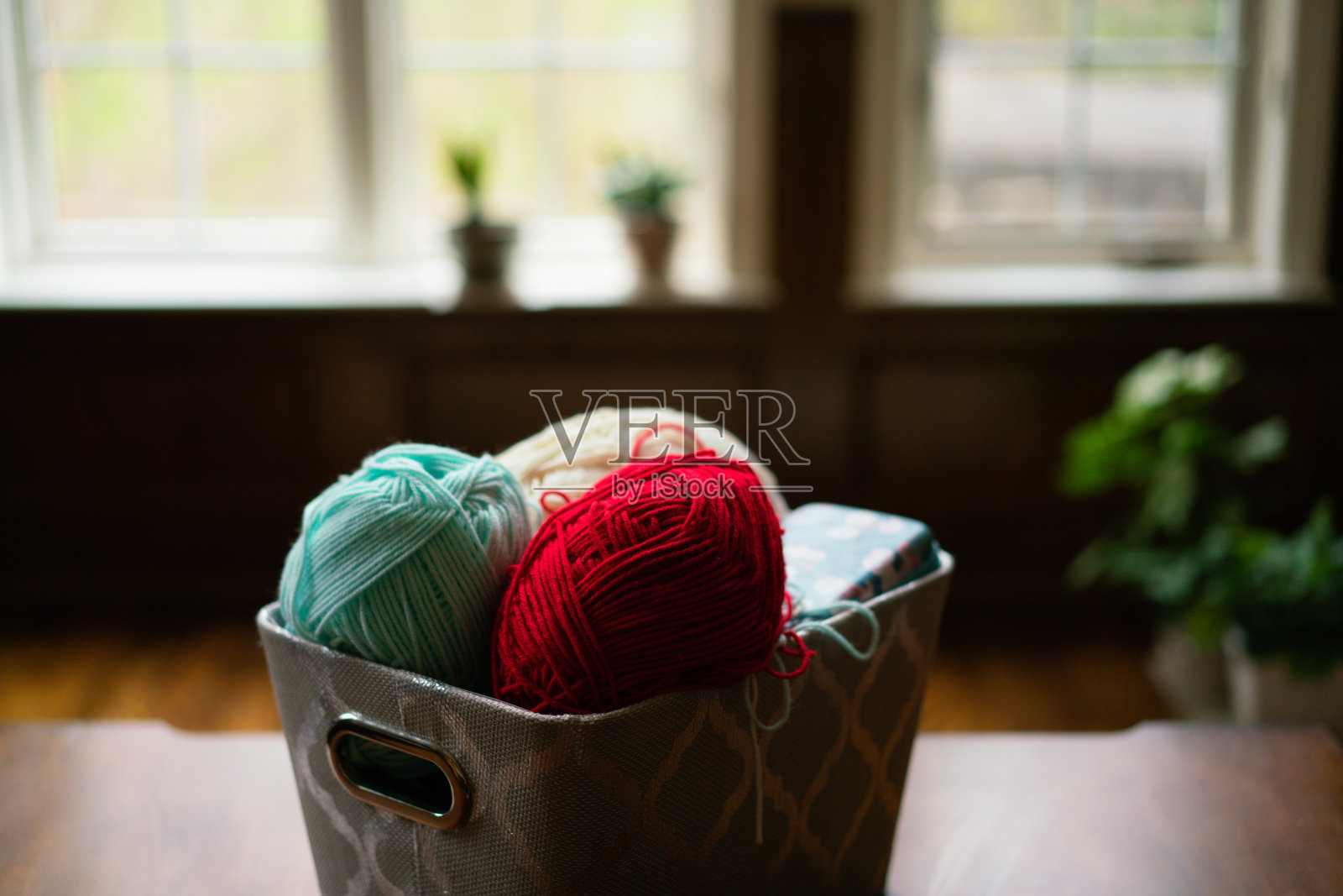 红色和蓝绿色纱球在桶的特写镜头照片摄影图片