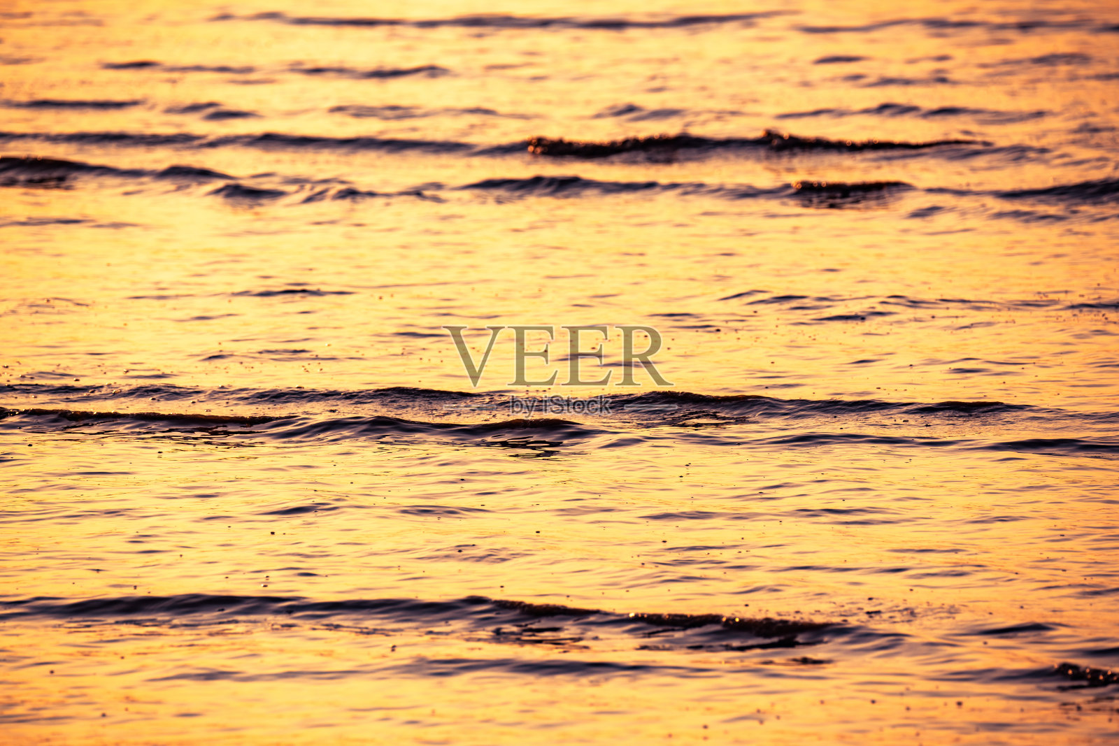 波浪滚向沙滩照片摄影图片