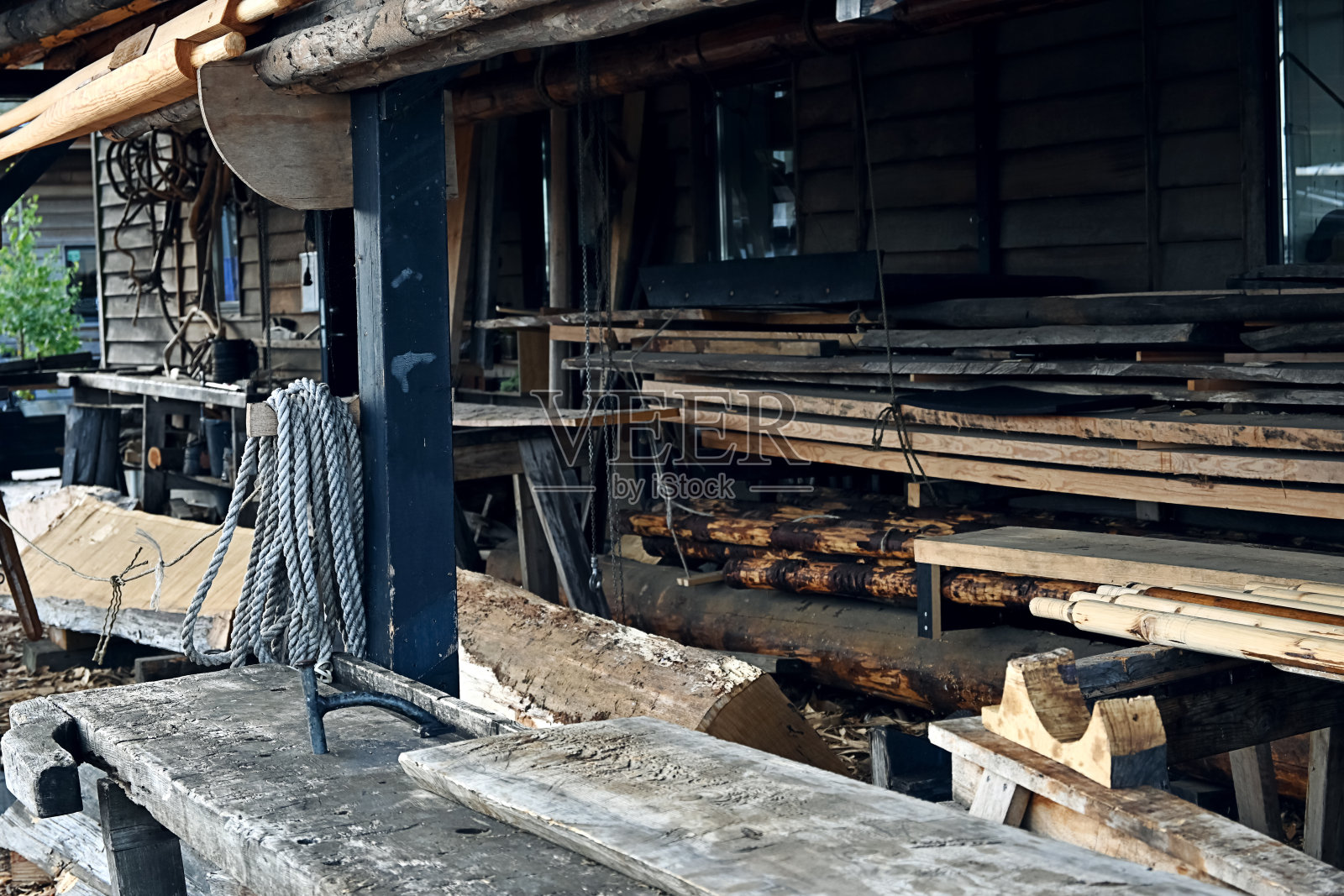 户外木工车间,制造手工船和船从木材。照片摄影图片