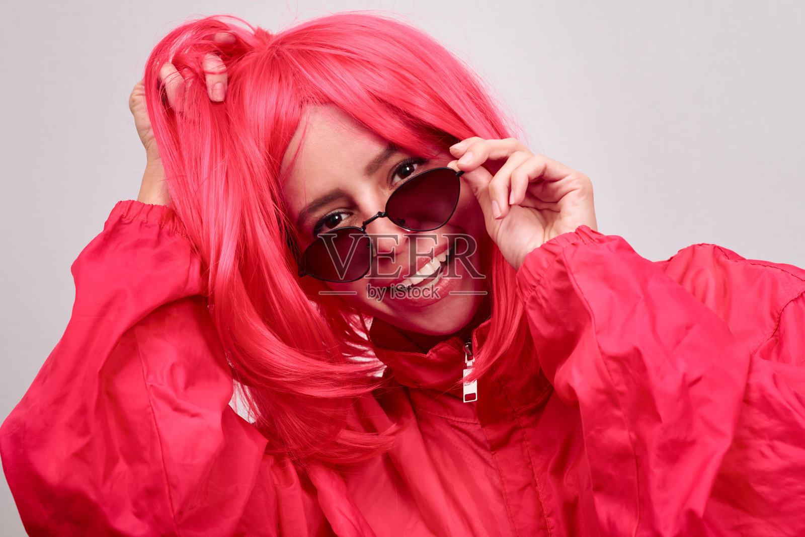 一个戴着墨镜的粉色头发的女人照片摄影图片