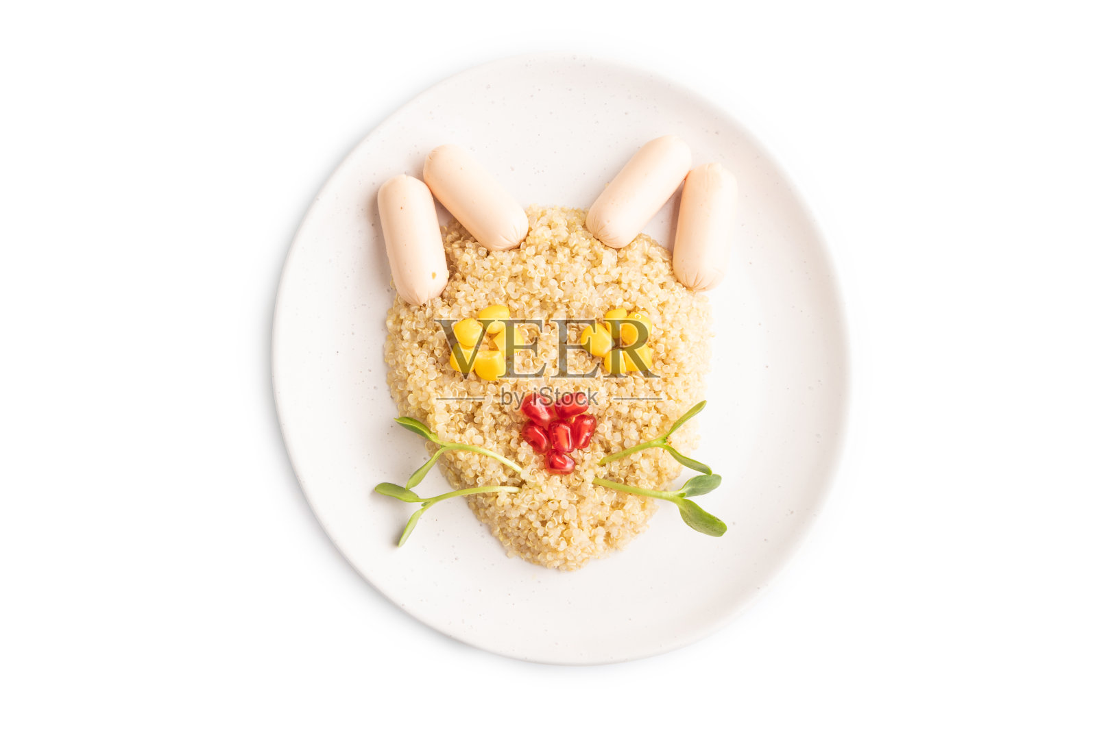 滑稽的藜麦粥,和小香肠形式的猫脸孤立在白色上。前视图。照片摄影图片