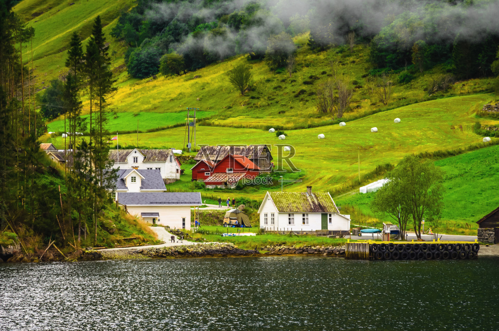 索涅峡湾海岸的小村庄,挪威最美丽的峡湾之一照片摄影图片