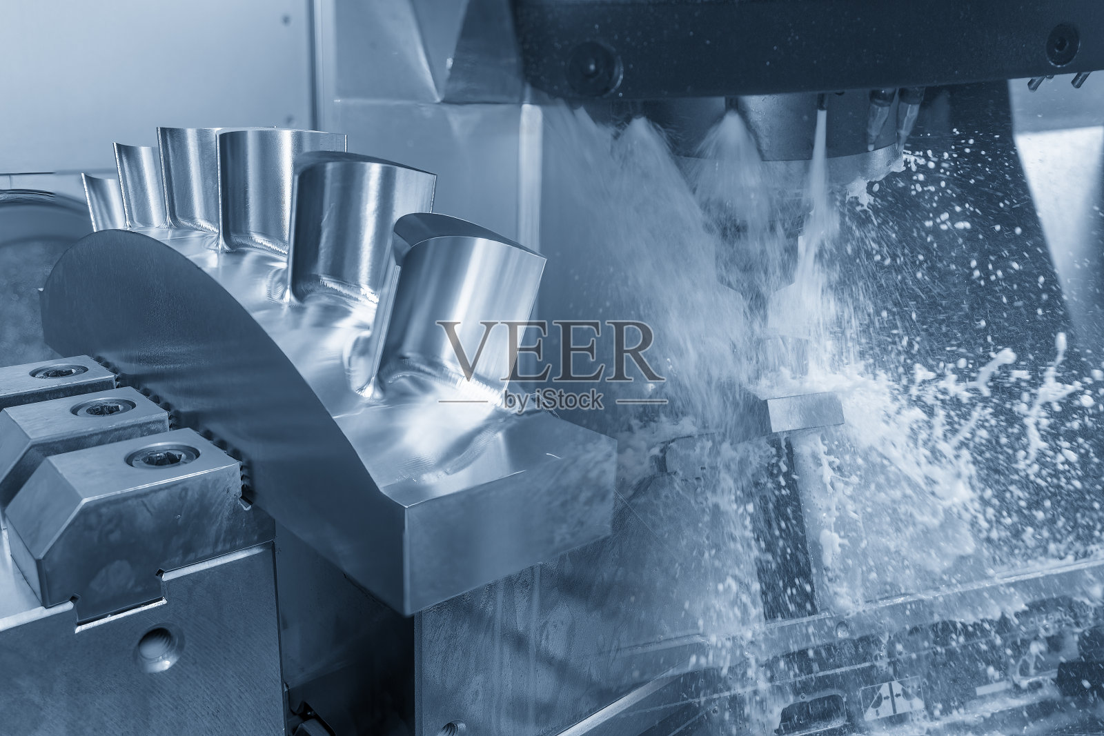 摘要场景五轴加工中心用实心球立铣刀切削涡轮叶片零件。照片摄影图片