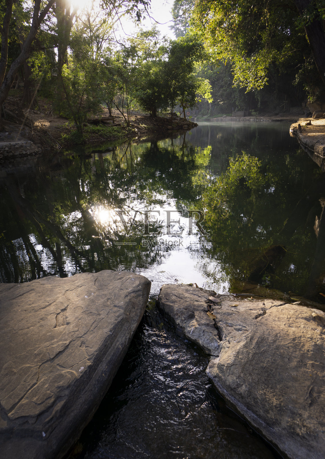 岩层显示由天气和时间景观形成的纹理和露头照片摄影图片