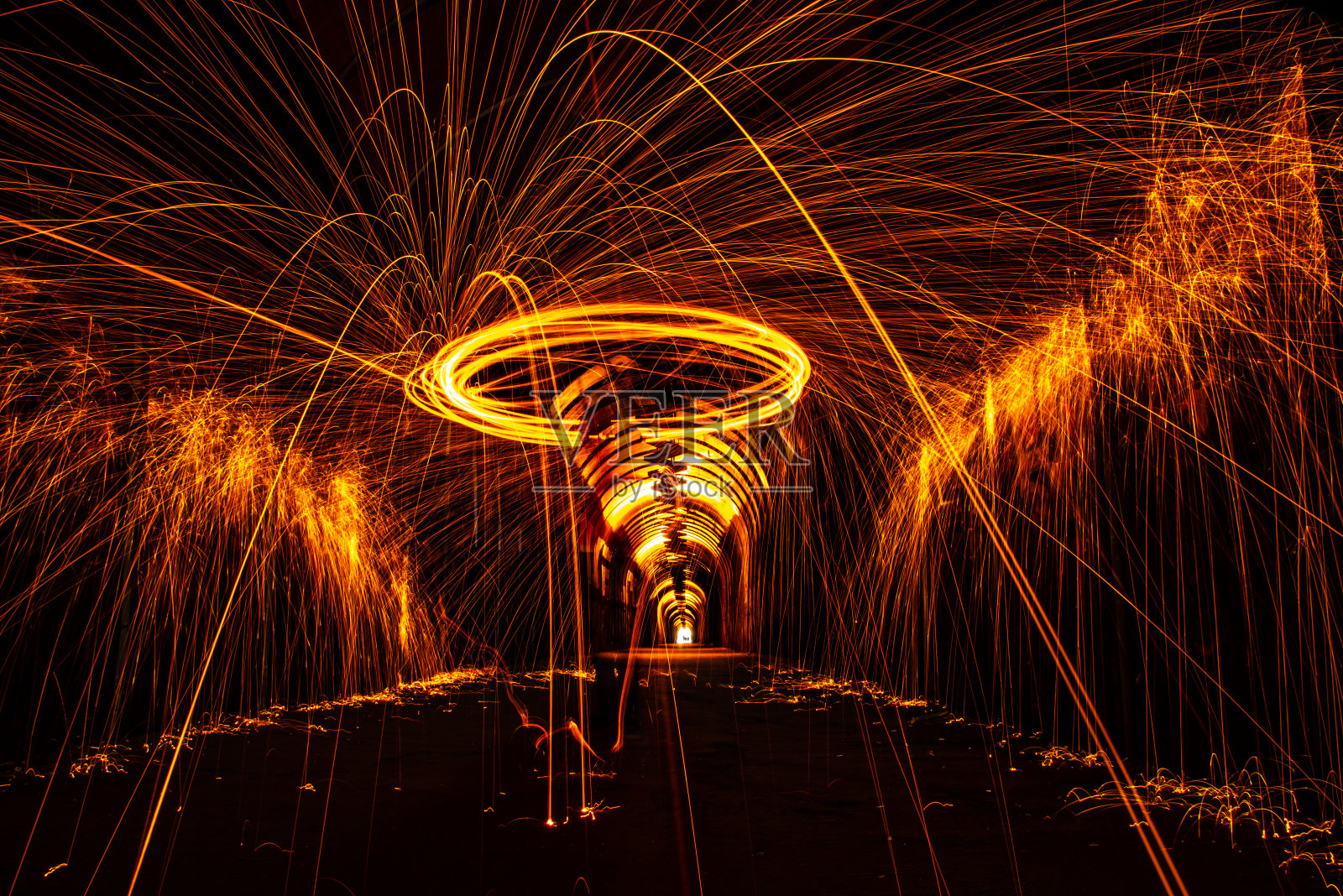 长时间曝光钢丝绒摄影在黑暗的长隧道照片摄影图片