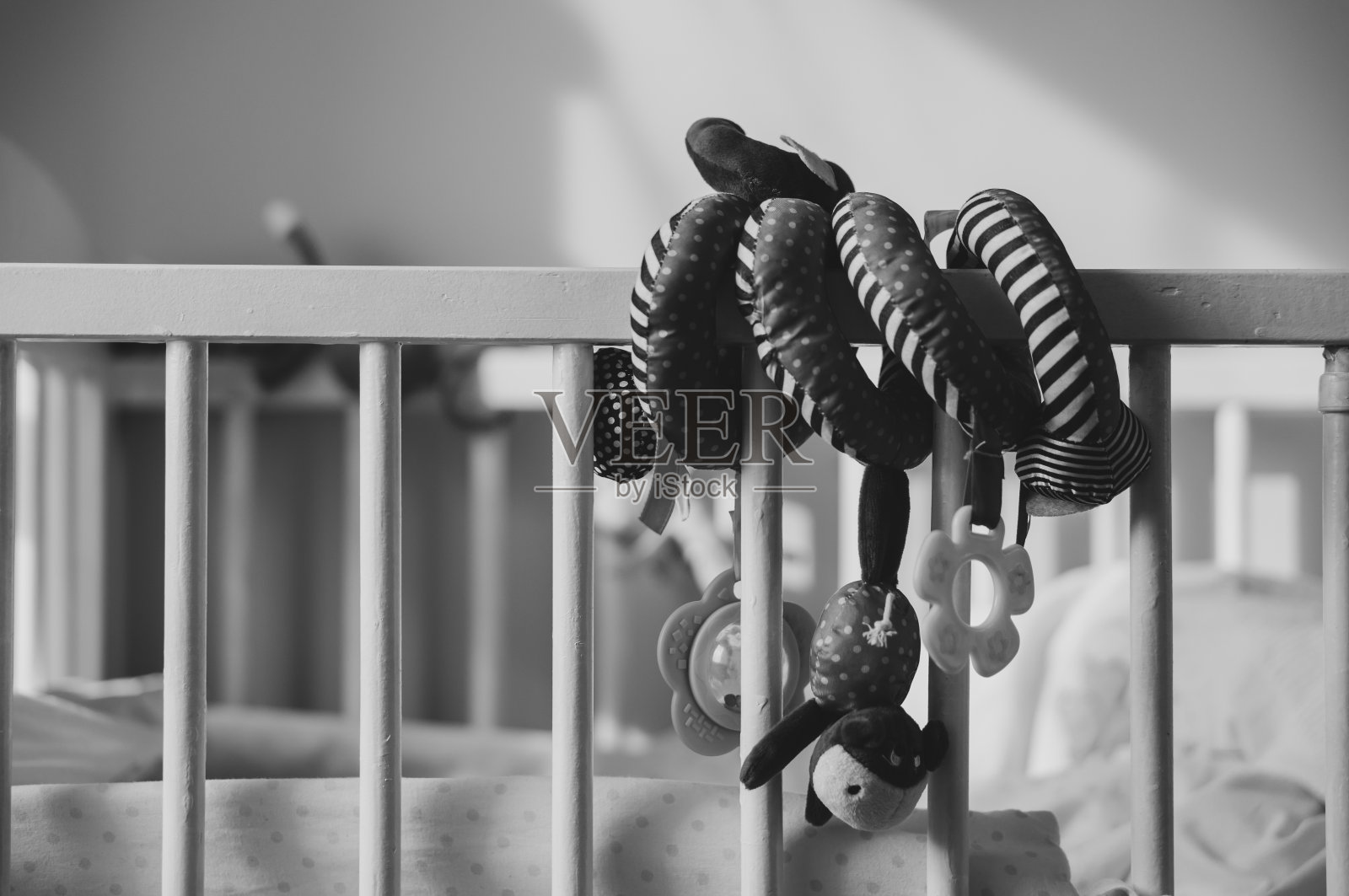 婴儿床上的螺旋婴儿玩具的灰度镜头照片摄影图片