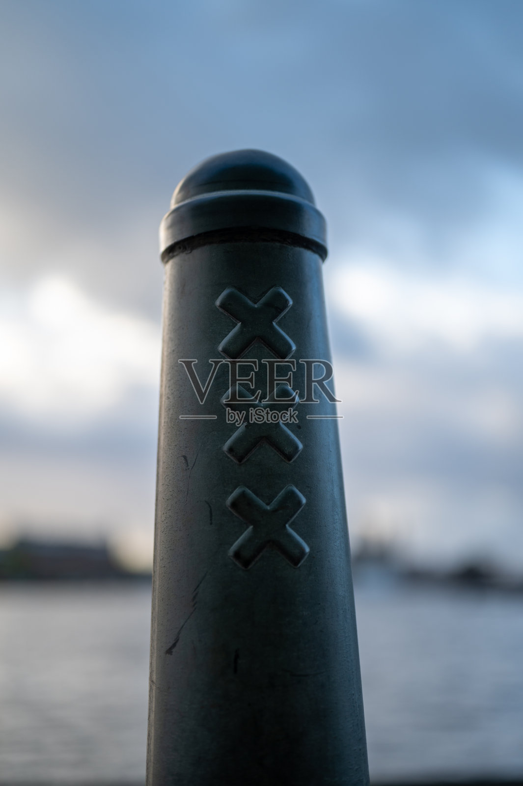 垂直拍摄的传统钢杆与三个十字架在阿姆斯特丹,荷兰照片摄影图片