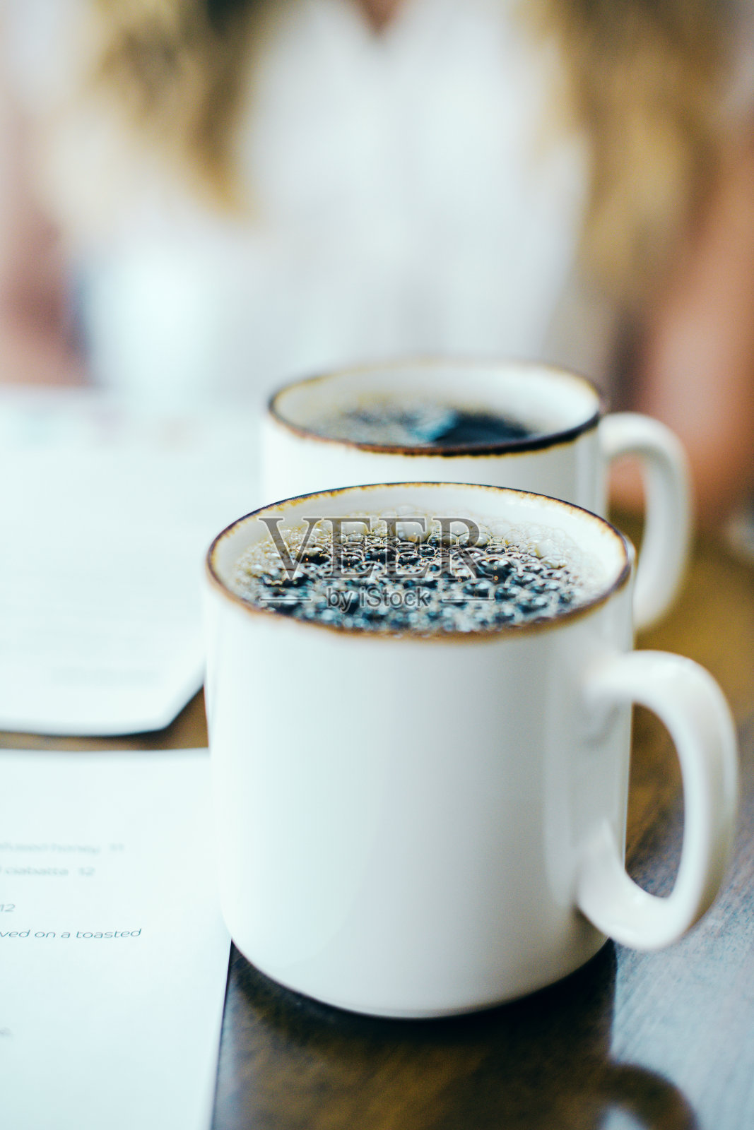 垂直选择聚焦咖啡在一个白色的杯子在木桌上照片摄影图片