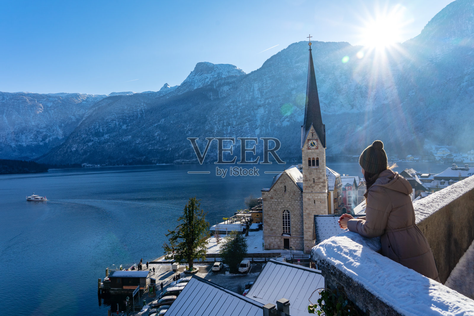 奥地利特殊城市哈尔施塔特美丽的城市景观萨尔茨卡默古特冬季雪山和湖泊与游客照片摄影图片