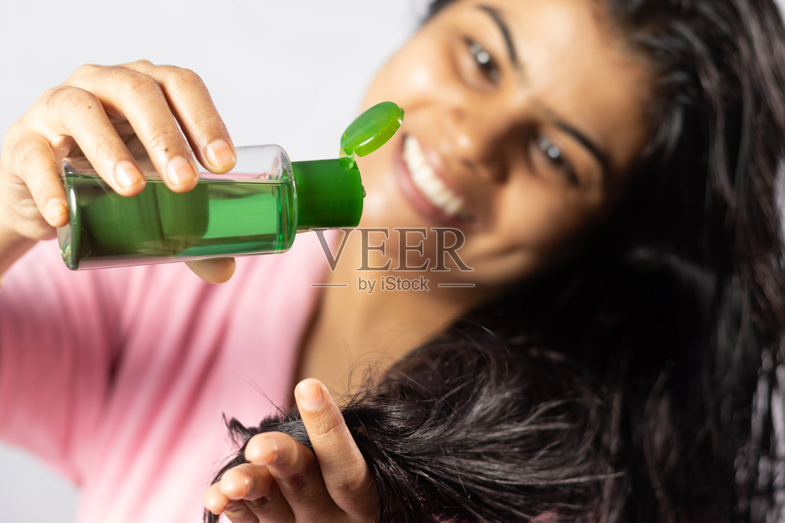 发油有益于头发健康照片摄影图片