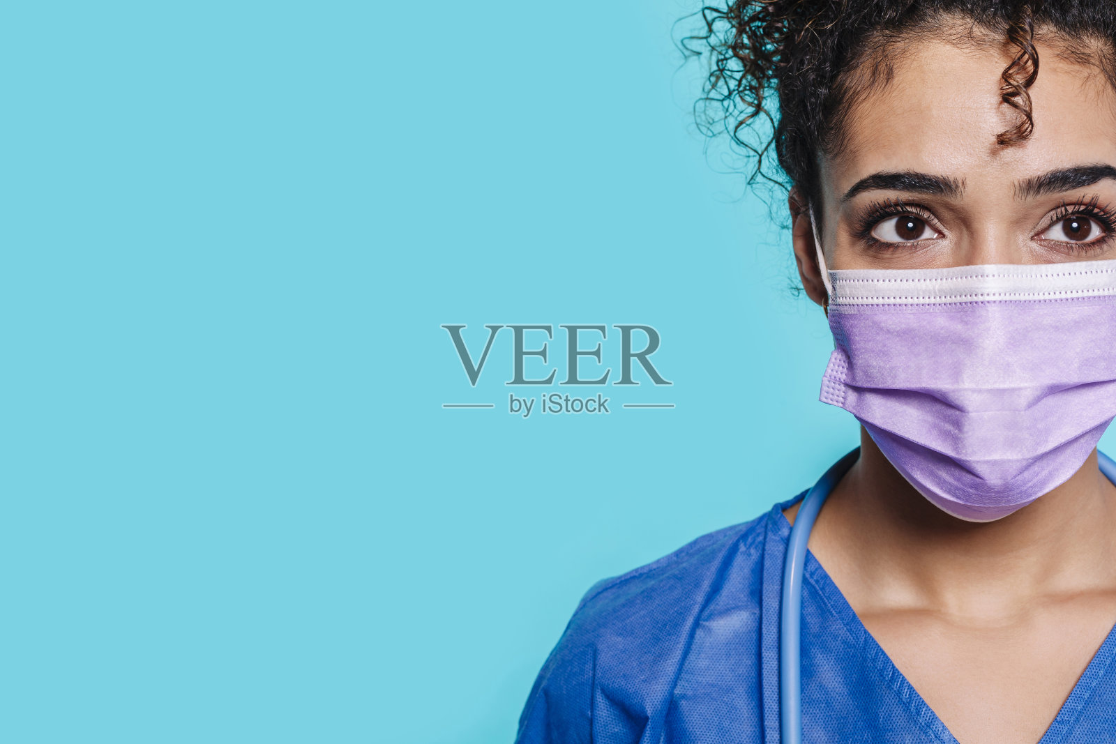 女医生戴卫生面部外科医用口罩照片摄影图片