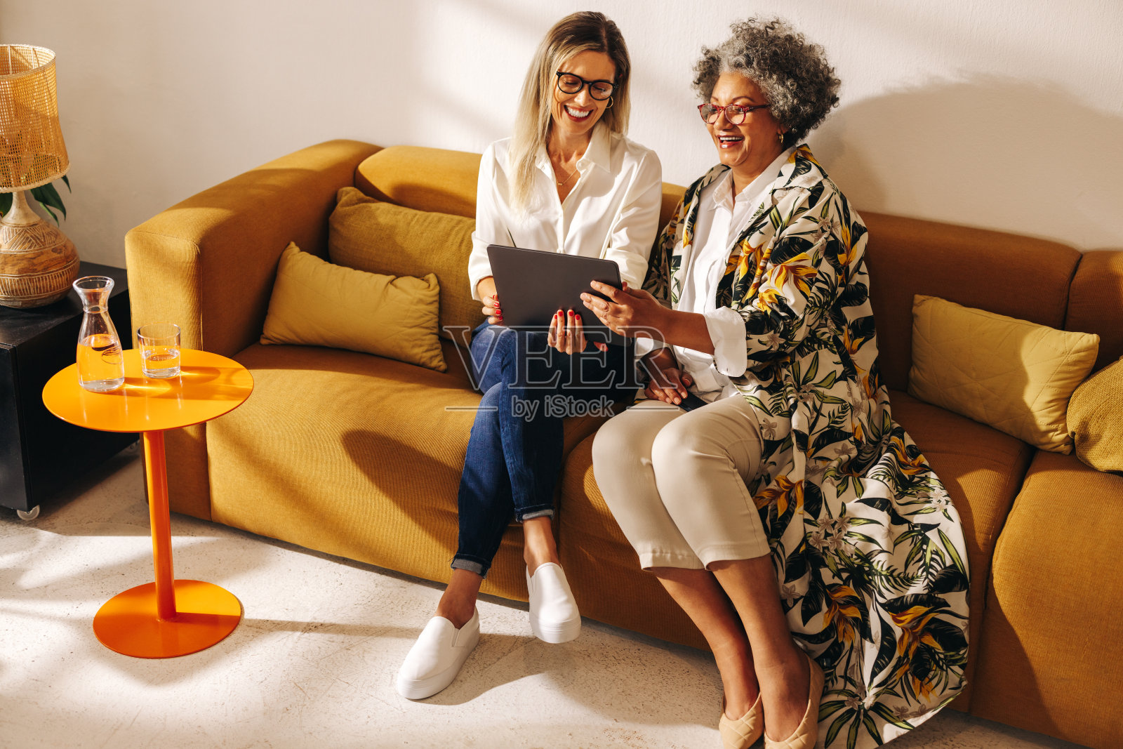 快乐的女商人在办公室大厅进行视频通话照片摄影图片