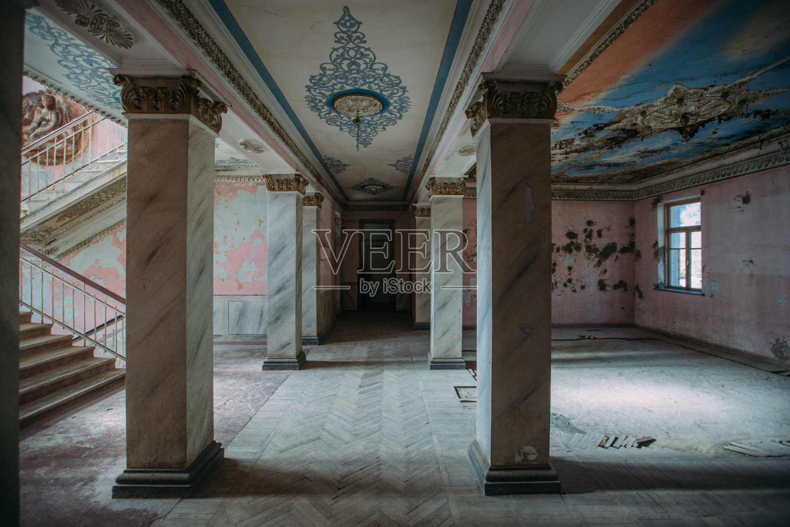 废弃的旧豪宅或剧院内部照片摄影图片