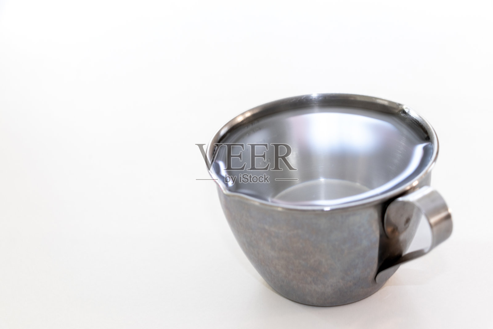 清水装在金属杯里照片摄影图片