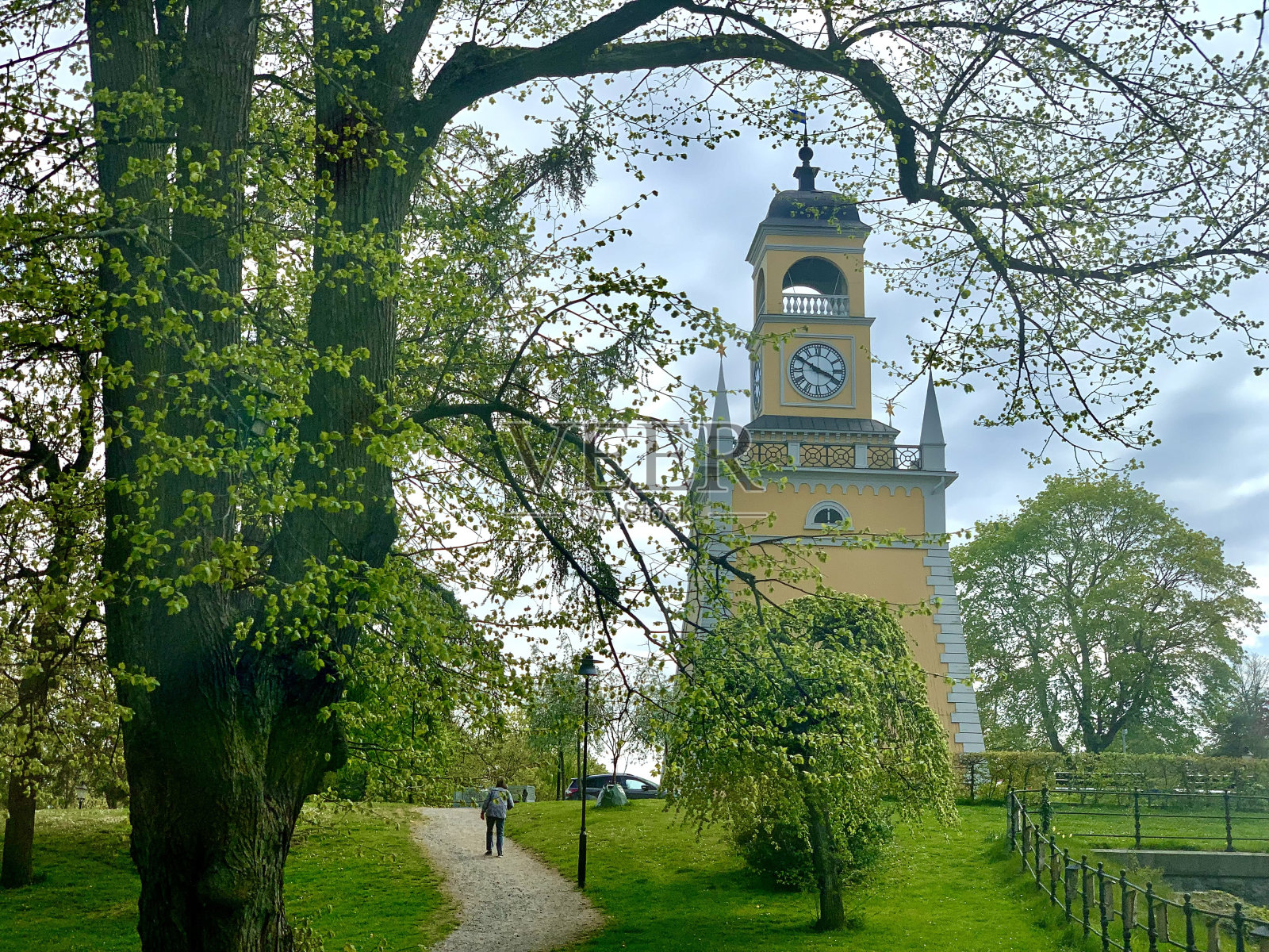 瑞典一座绿色山丘上的天主教堂照片摄影图片