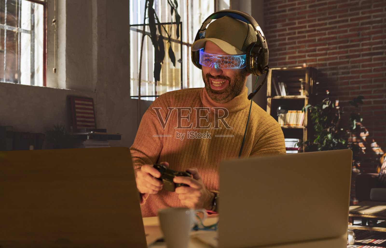 在家里玩游戏的玩家流媒体玩在线视频游戏电脑。喜欢3D拍摄。街机在线多人pvp战斗。-玩法概念-照片摄影图片