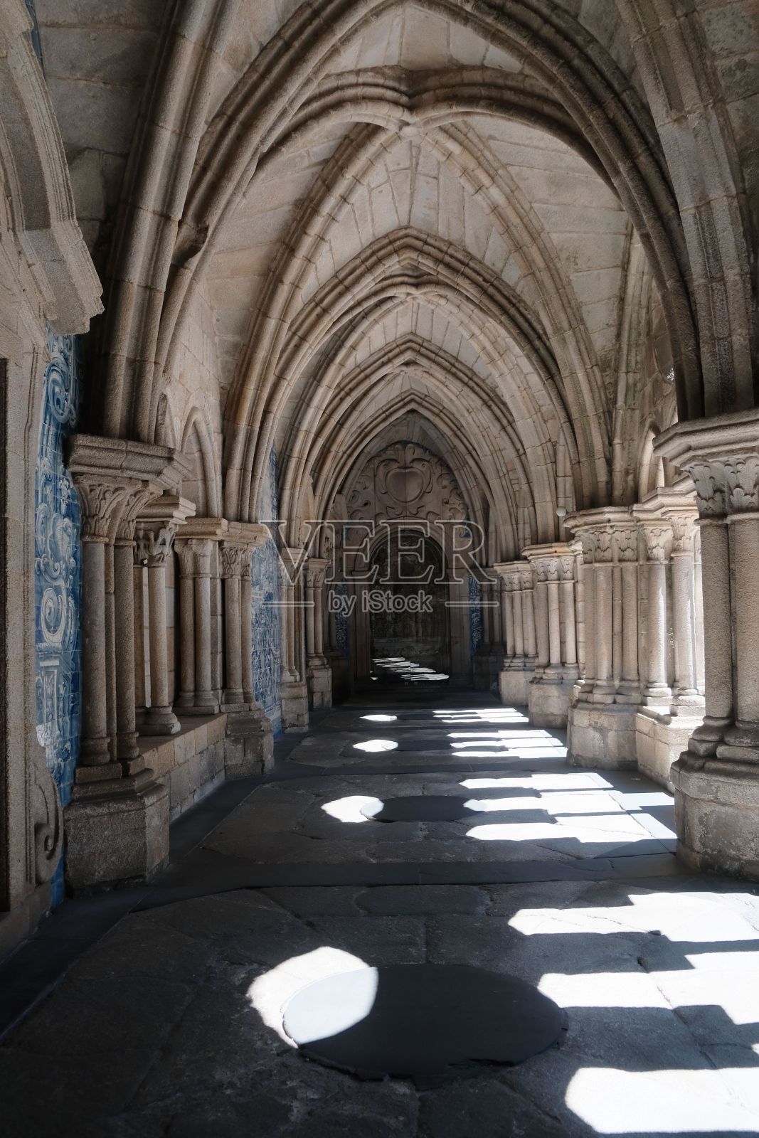 教堂走廊的垂直镜头照片摄影图片