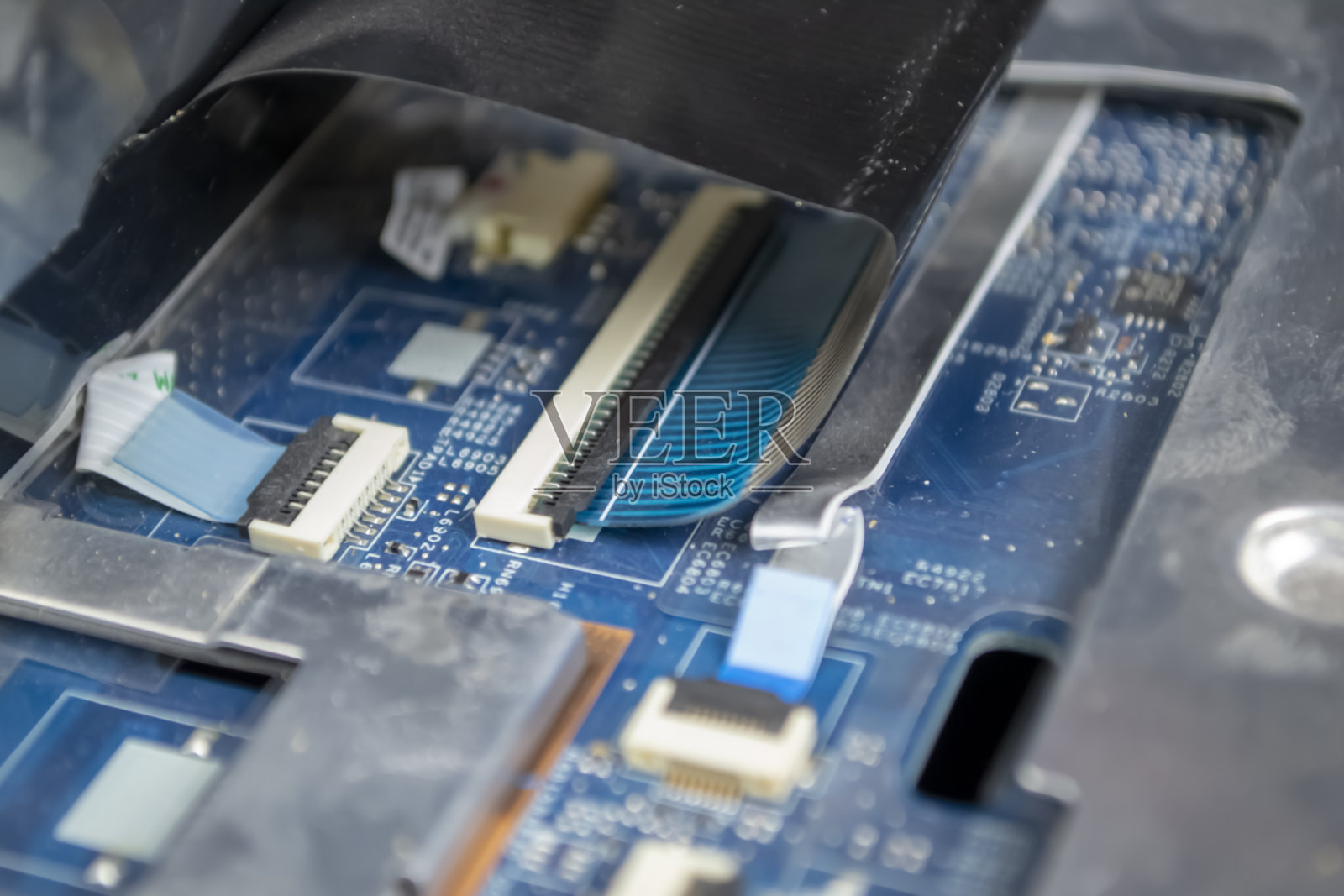 打开笔记本电脑-计算机的技术部件。笔记本电脑的细节。照片摄影图片