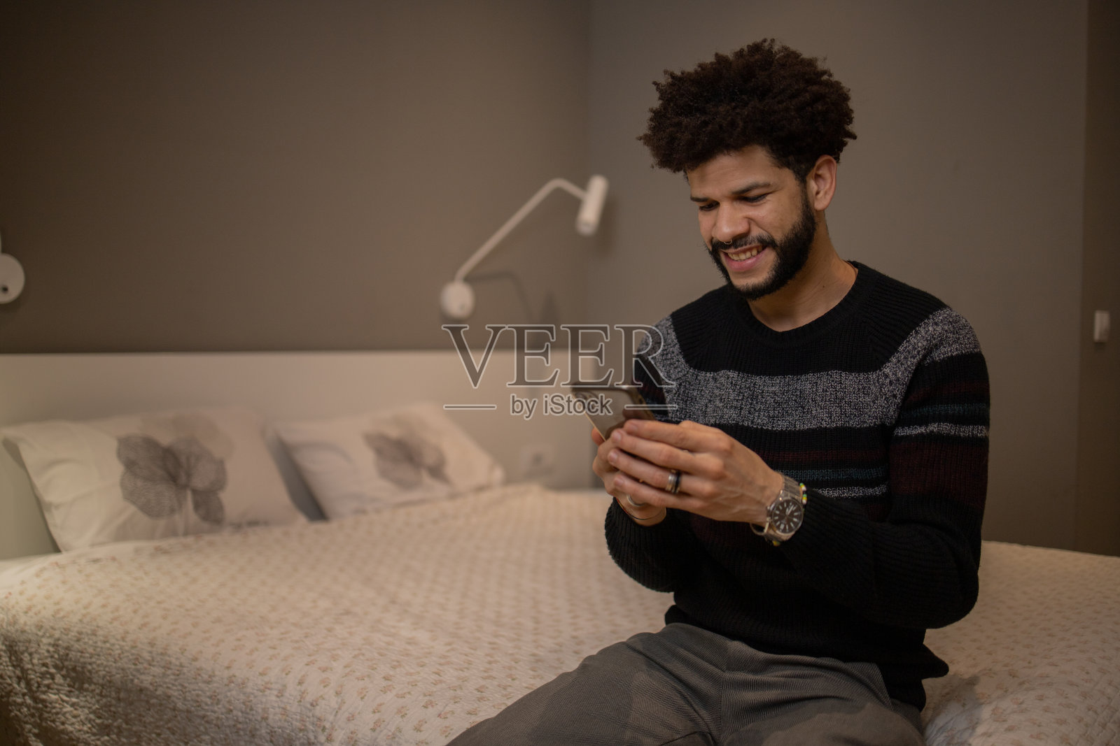 男人在用智能手机照片摄影图片