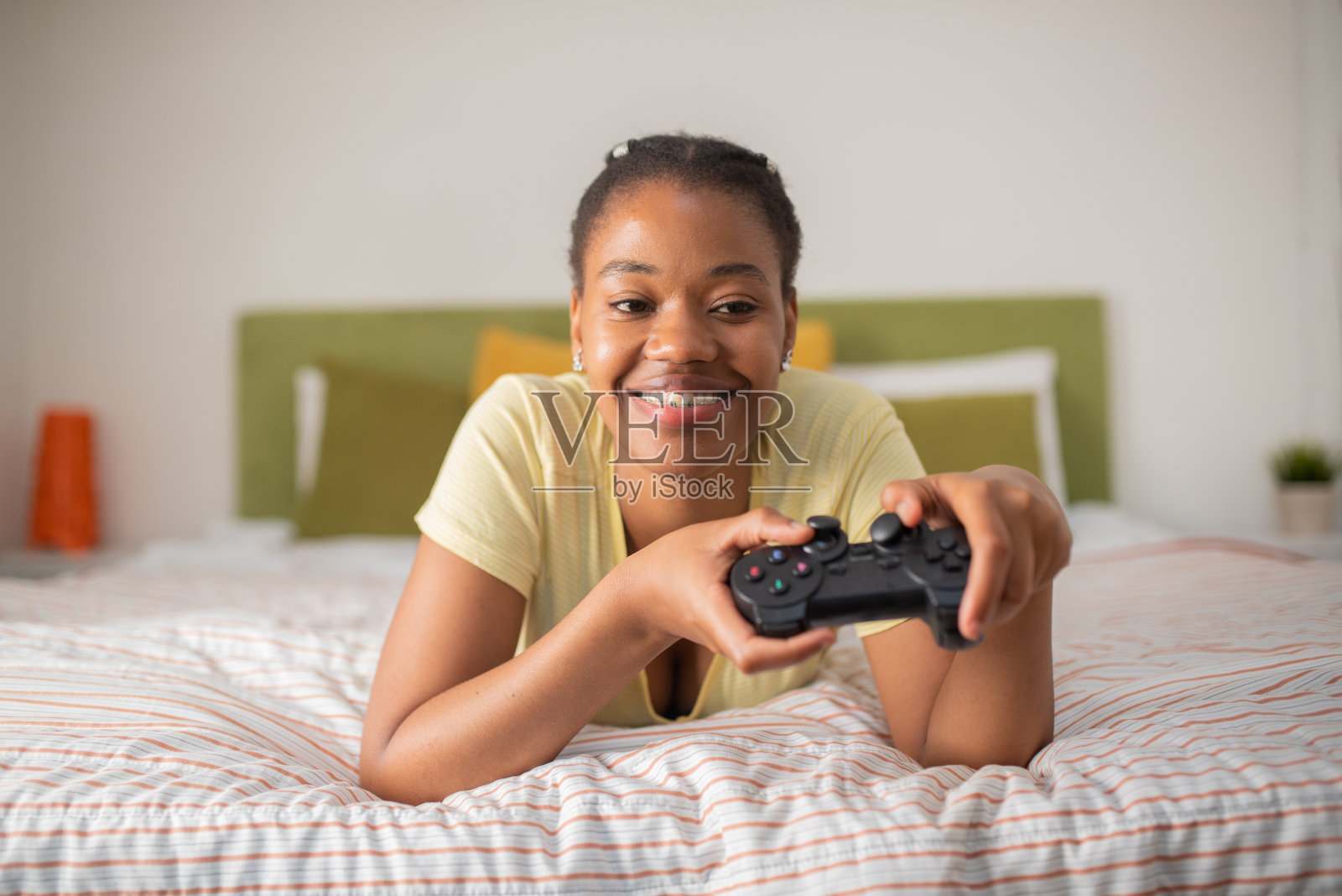 非裔美国妇女正在玩电子游戏照片摄影图片