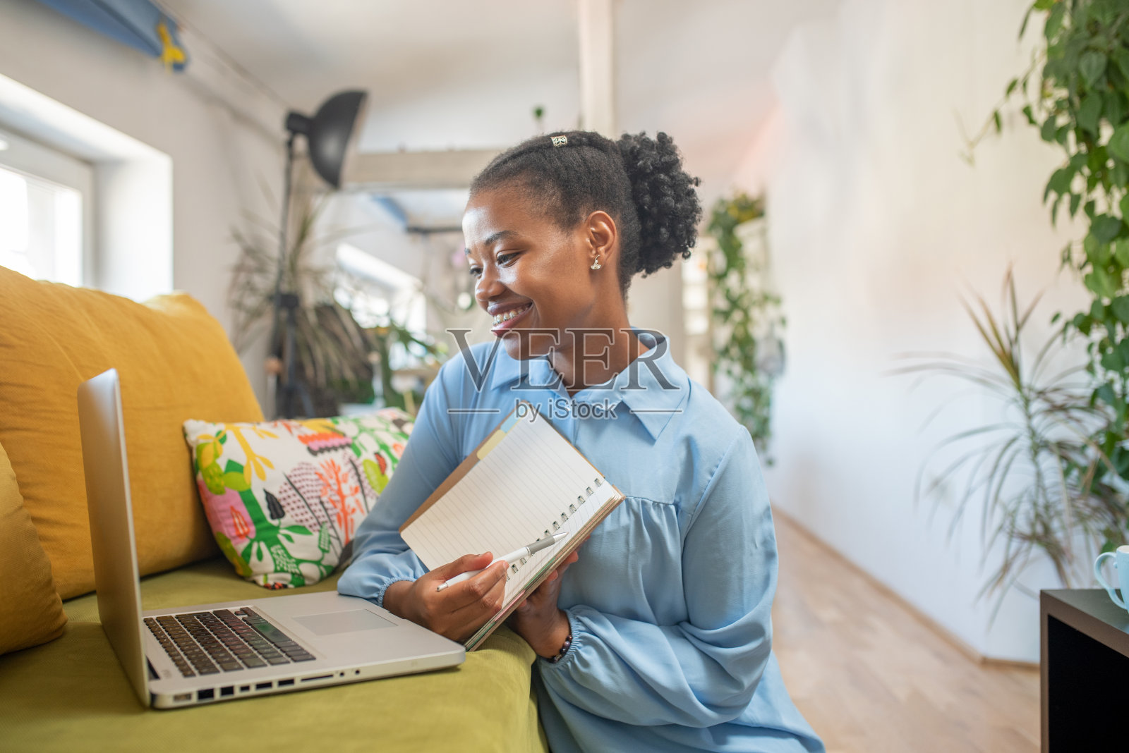 年轻女性在家工作照片摄影图片