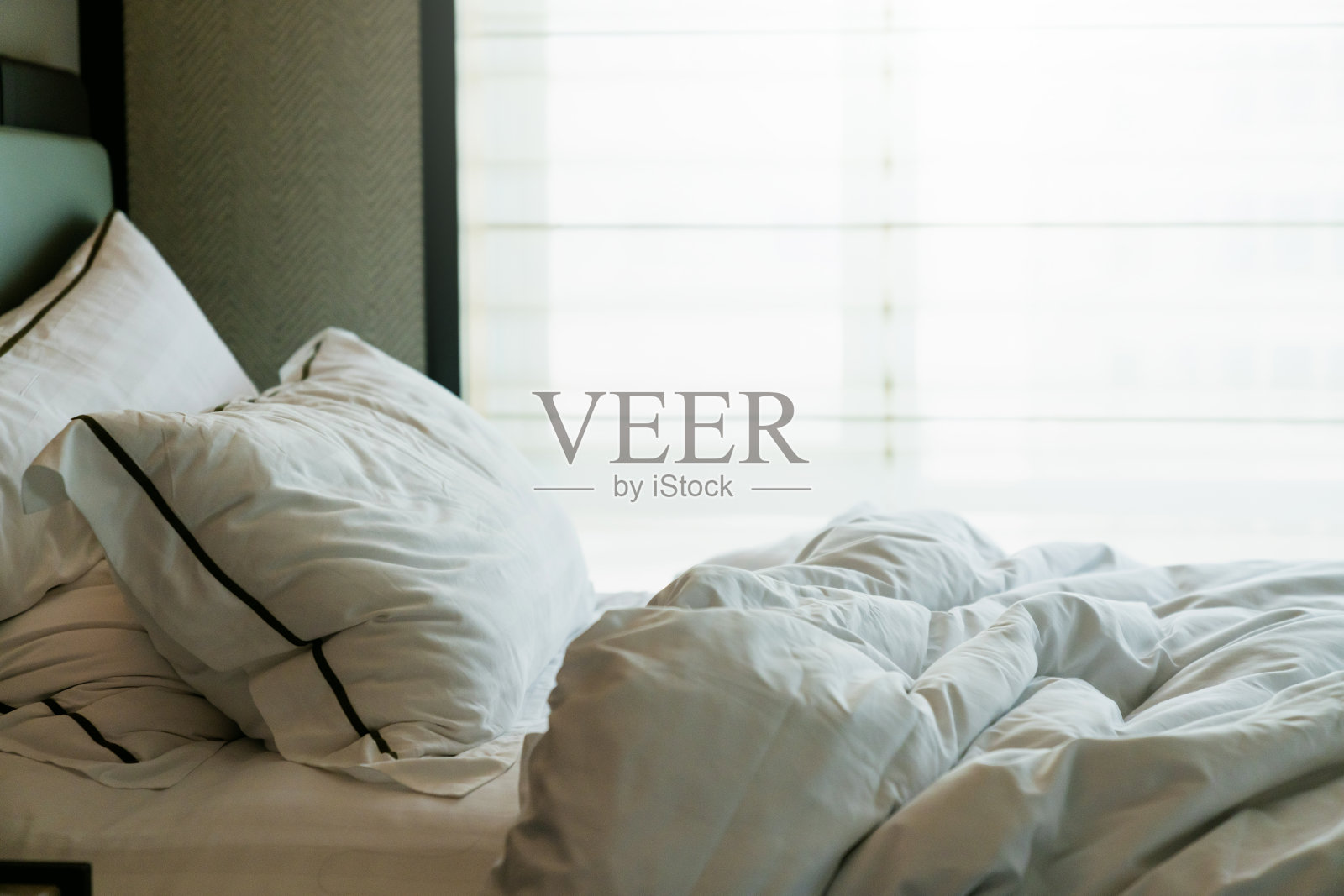 细看卧室白布的纺织质感和毛毯床单使用后的皱缩和凌乱等待着床上的侍女,床上使用后的整晚照片摄影图片