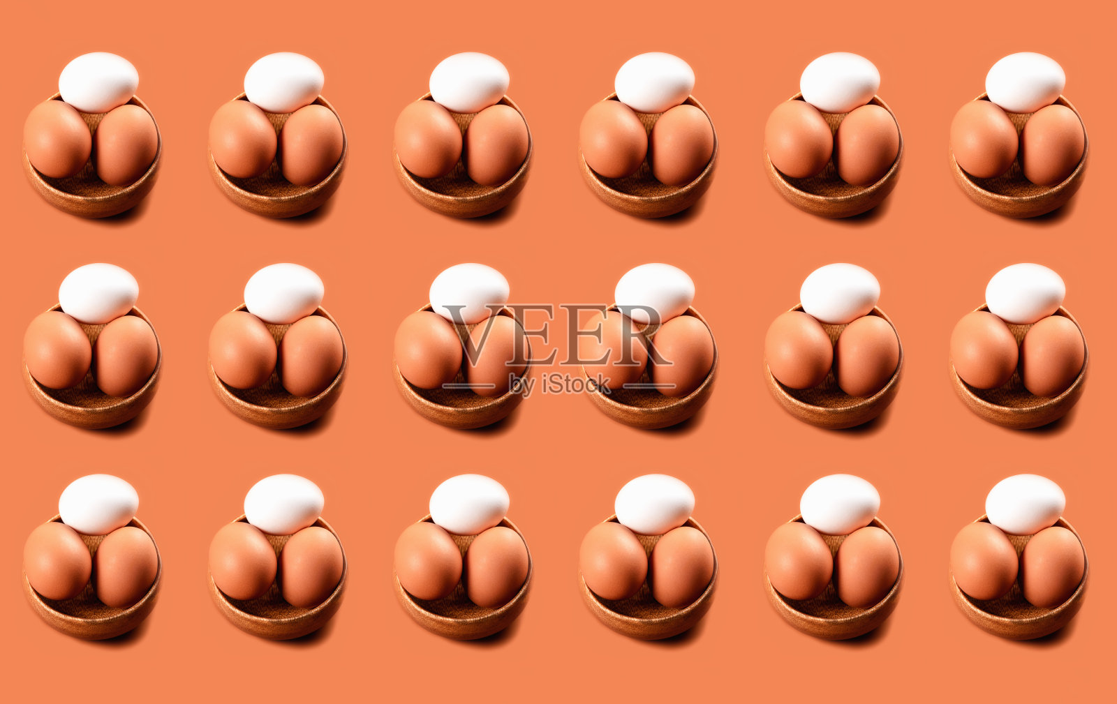 复活节彩蛋装在木碗里。煮鸡蛋,刷鸡蛋。模式。照片摄影图片