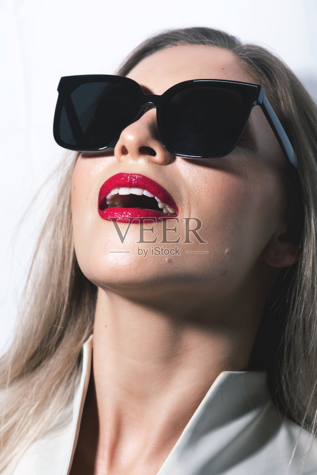 漂亮的女人特写工作室肖像与太阳镜和红唇照片摄影图片
