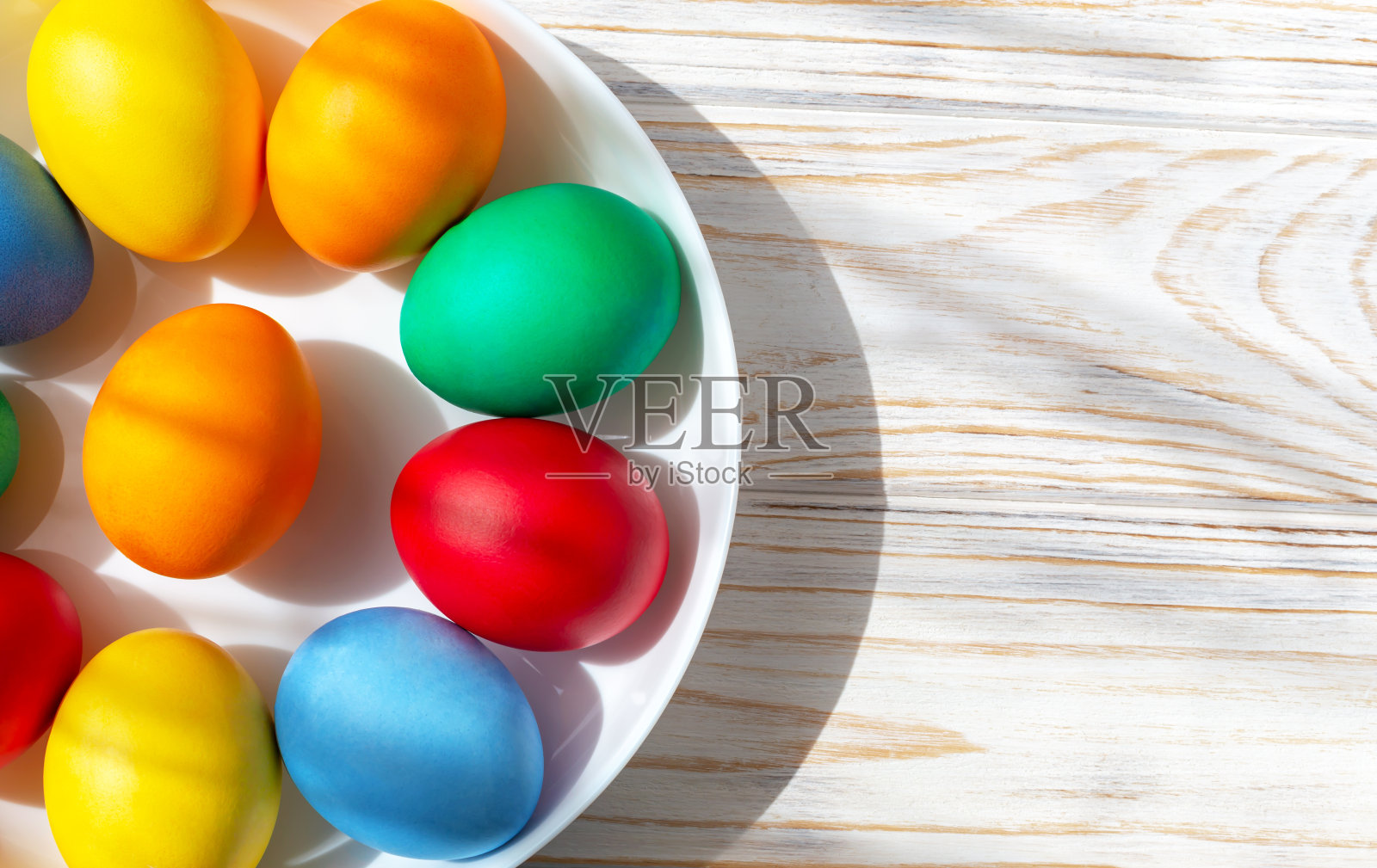 圆盘子里有复活节彩蛋。平躺照片摄影图片