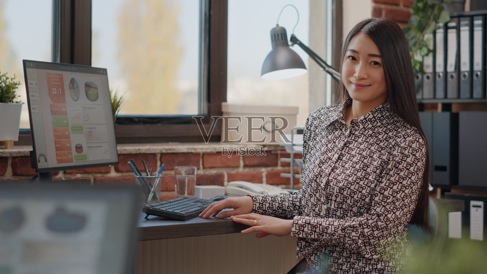 在计算机上设计数据图表的人的肖像照片摄影图片
