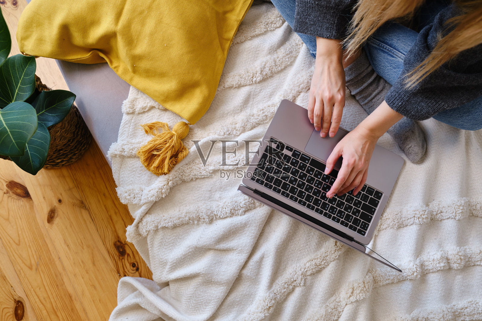 一个女人在笔记本电脑后面工作。互联网业务。自由的女孩。远程工作。现代生活方式,工作日。移动设备。在键盘上打字照片摄影图片