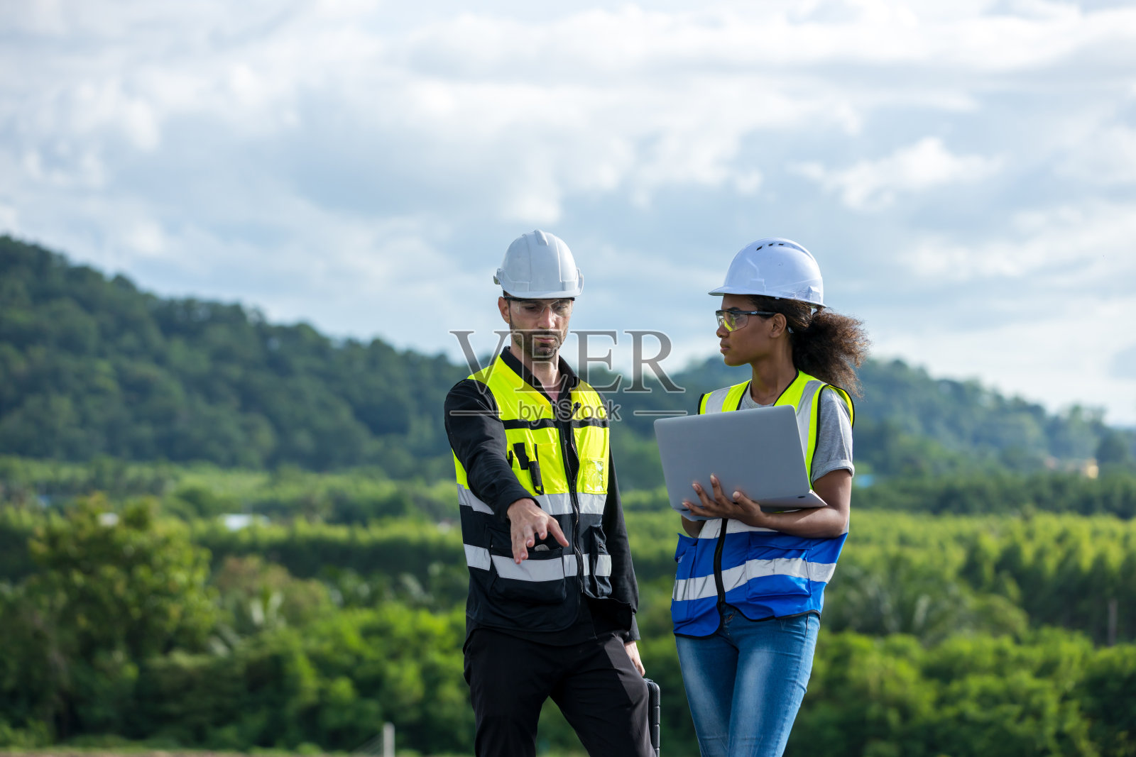 工程师在屋顶安装太阳能电池板。工程师或工人在商业建筑的屋顶上安装太阳能电池板或太阳能电池照片摄影图片
