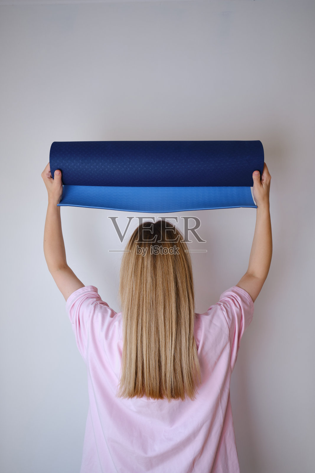 运动女孩与练习垫准备瑜伽。健身瑜伽在健身房或在家里锻炼。健康与运动概念照片摄影图片