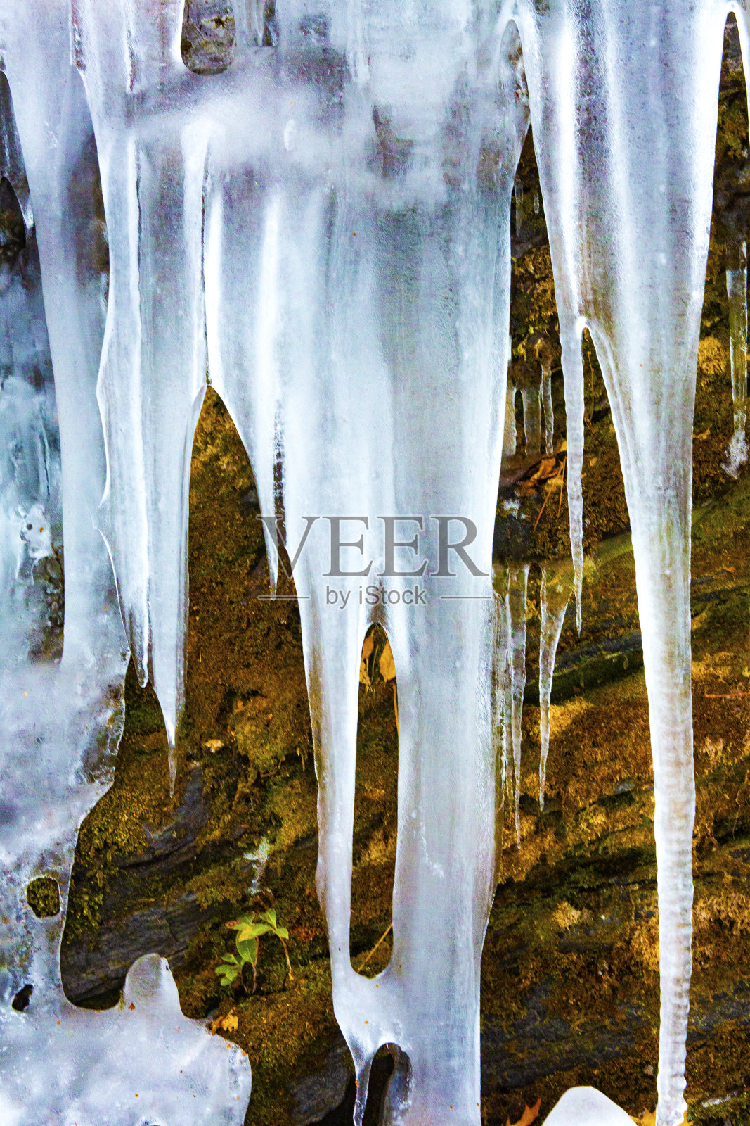 在康涅狄格的波顿山口,色彩微妙的冰层形成。照片摄影图片