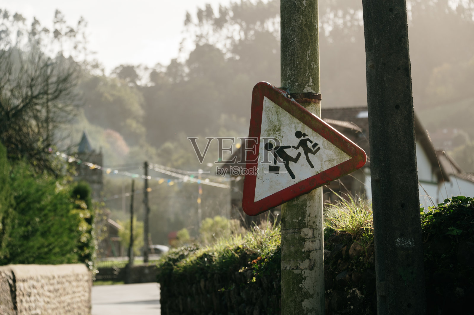 生锈的学校标志照片摄影图片