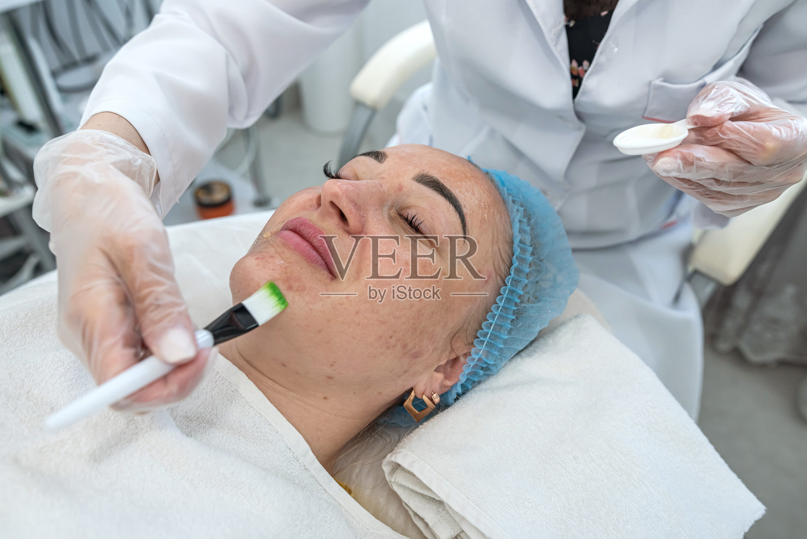 美容师将在美容诊所为一个女孩做手术。照片摄影图片