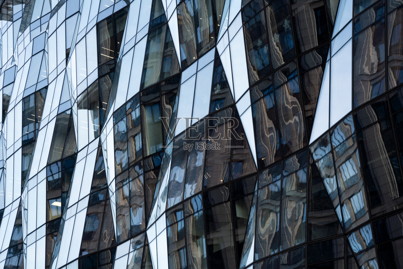 现代商业建筑立面特写。抽象的几何背景。照片摄影图片