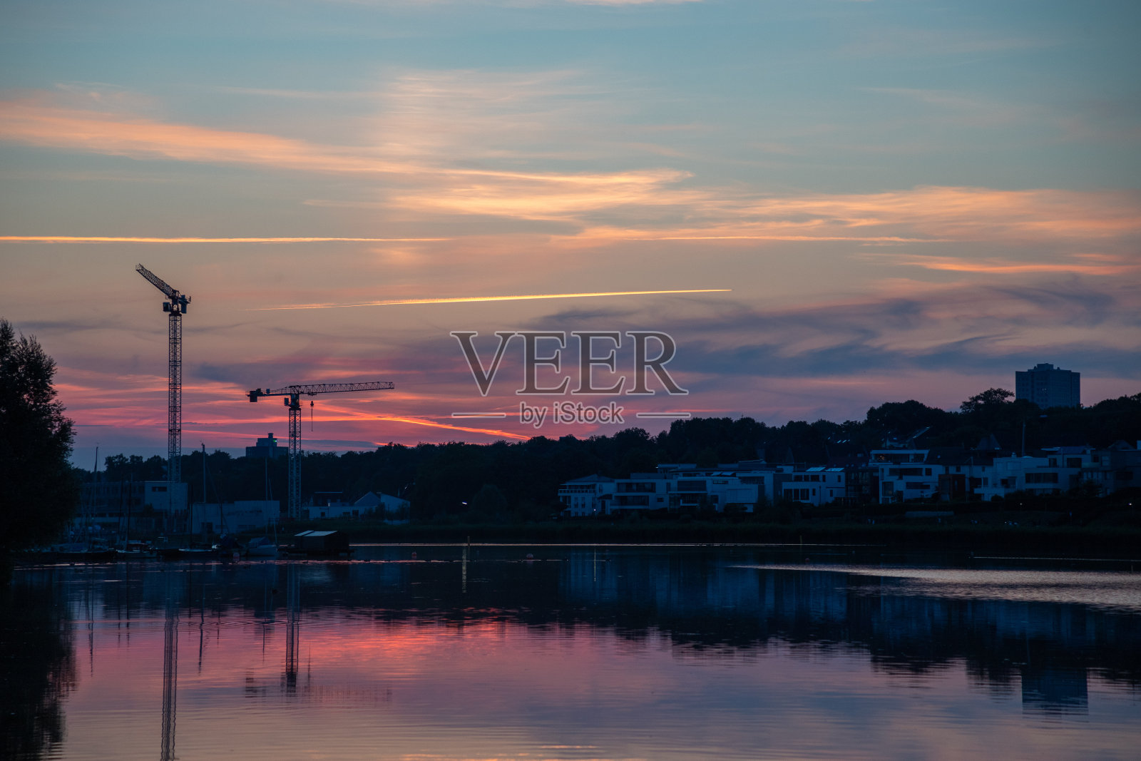 夏日夕阳下的城市美景照片摄影图片