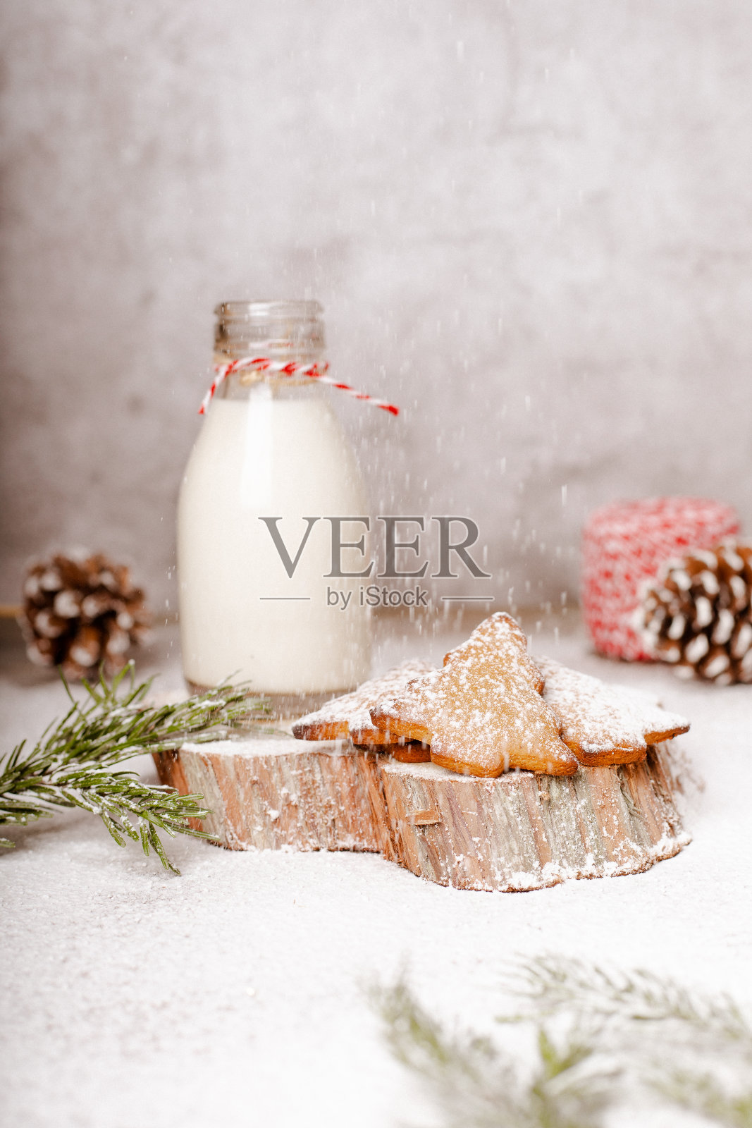 传统圣诞节姜饼圣诞树形状的饼干照片摄影图片