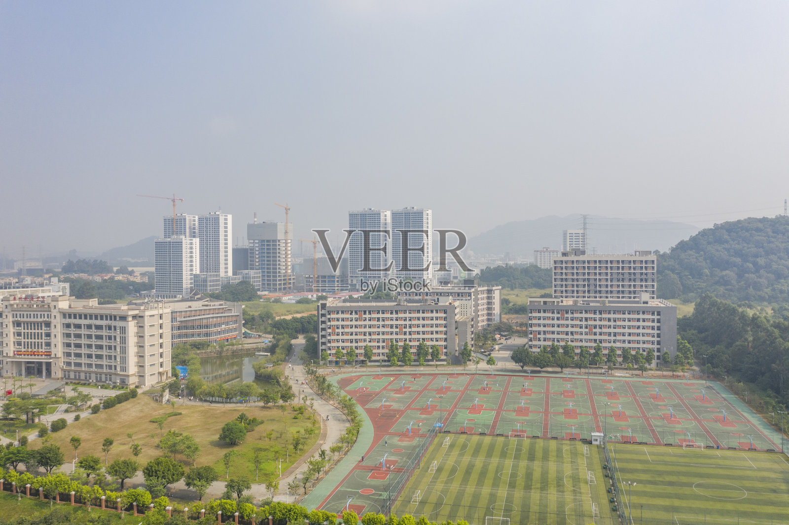 现代大学校园照片摄影图片