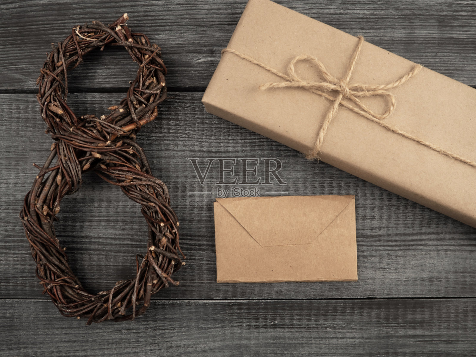 3月8日,国际妇女节。8号画在干燥的树枝上,背景是木头。妇女节明信片。贺卡的背景。照片摄影图片