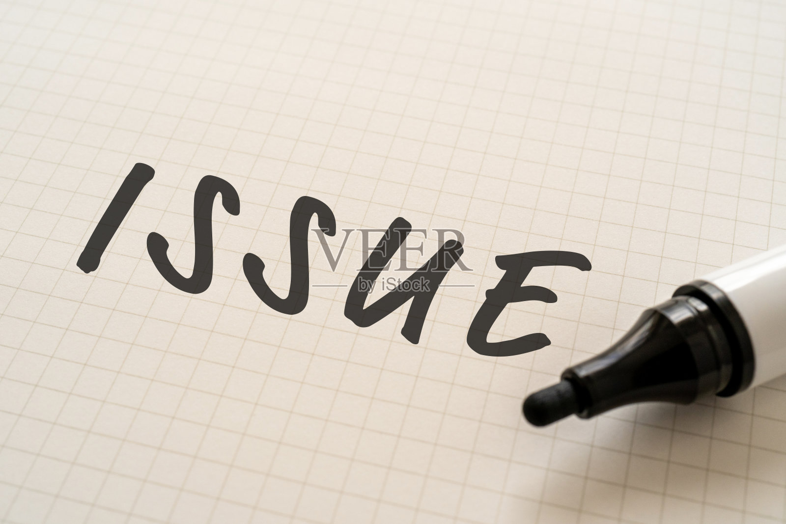 白纸上用记号笔写着“问题”。照片摄影图片